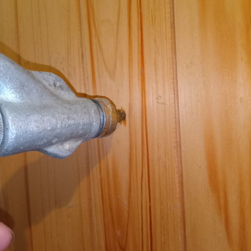 壁内にシロアリ駆除剤を散布