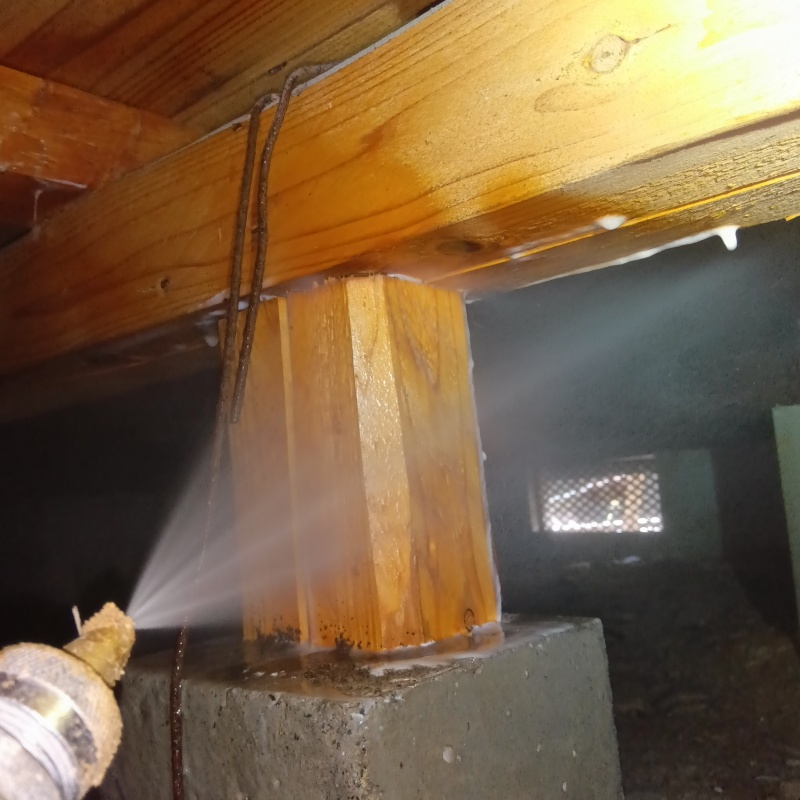 床下の木部にシロアリ駆除剤を散布