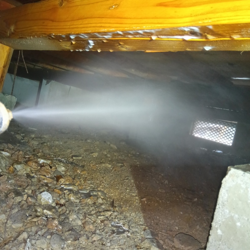 床下の基礎にシロアリ駆除剤を散布