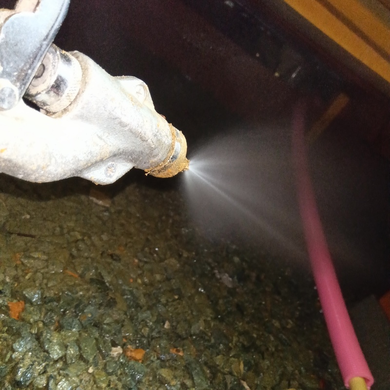 床下の土壌にシロアリ駆除剤を散布