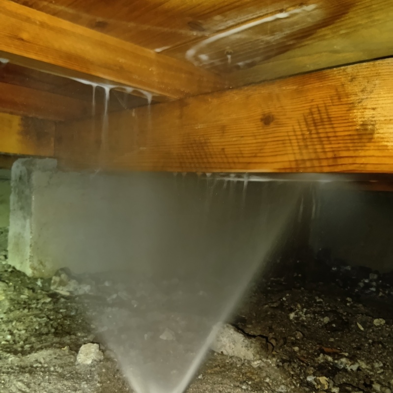 床下の木部にシロアリ駆除剤を散布