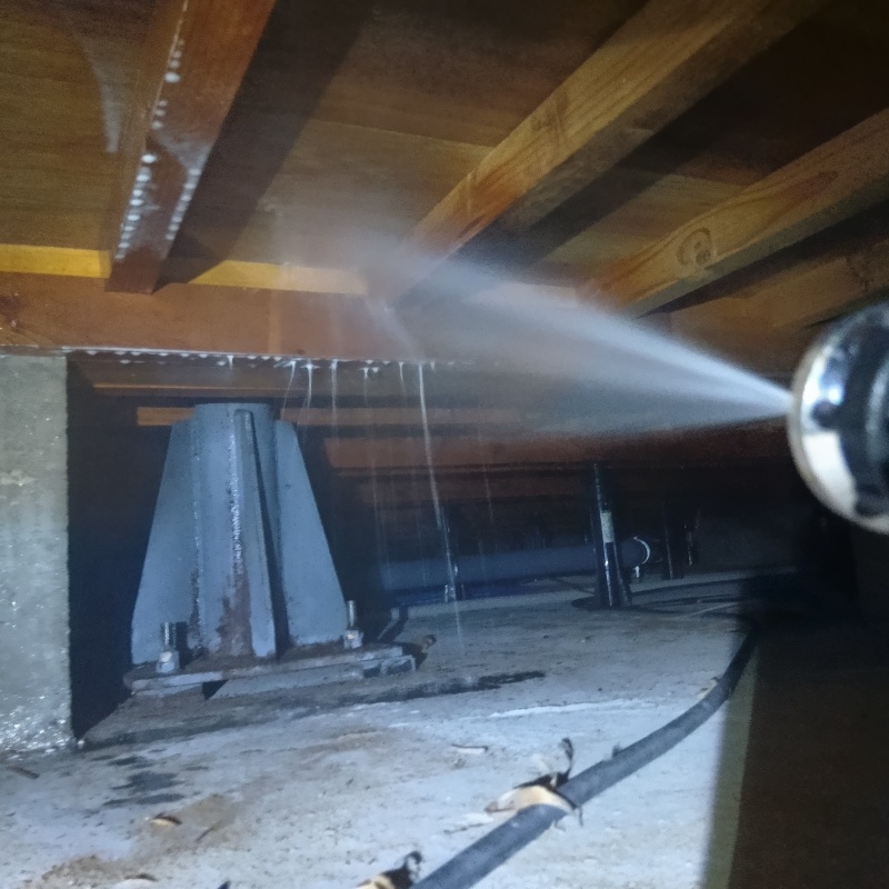 床下の木部にシロアリ駆除剤を散布