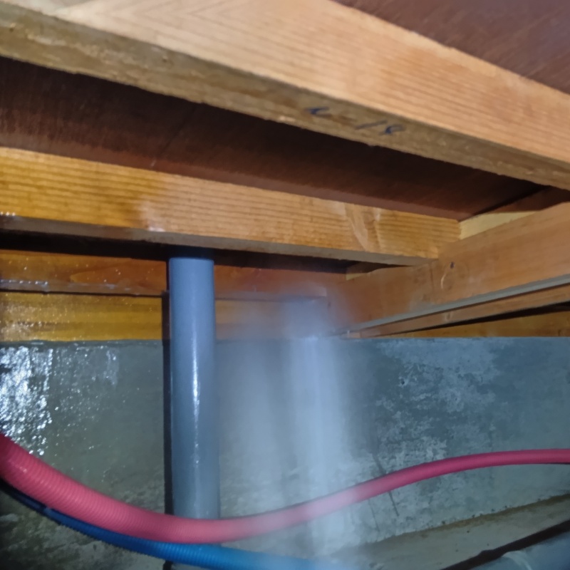 床下の基礎にシロアリ駆除剤を散布