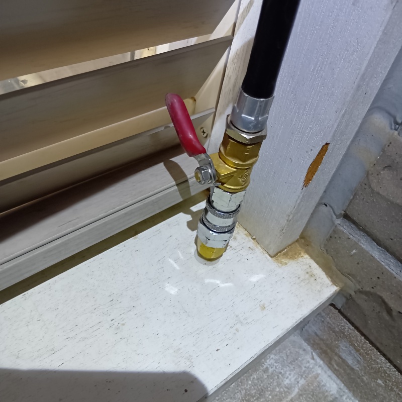 床にシロアリ駆除剤を注入