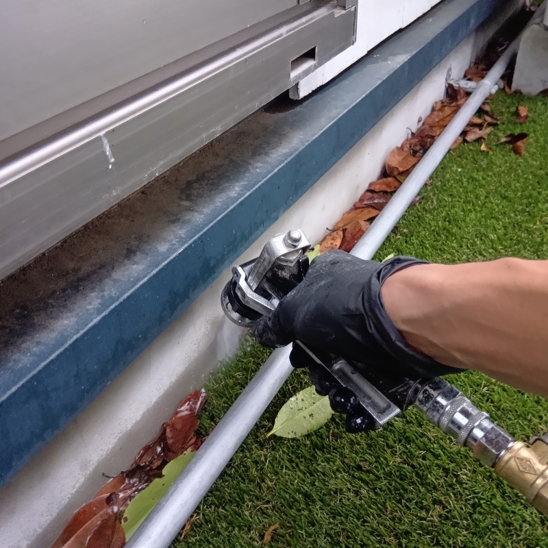 建物外周にシロアリ駆除剤を散布