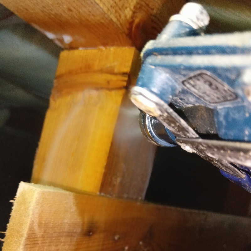 床下の木部に防蟻剤を散布