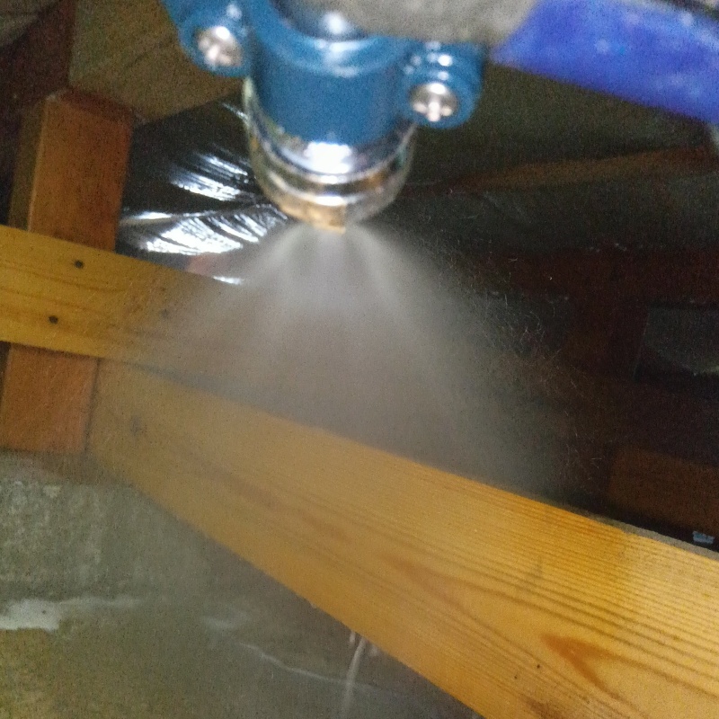 床下の木部に防蟻剤を散布