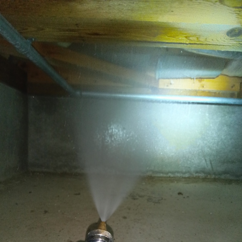 床下の基礎に防蟻剤を散布