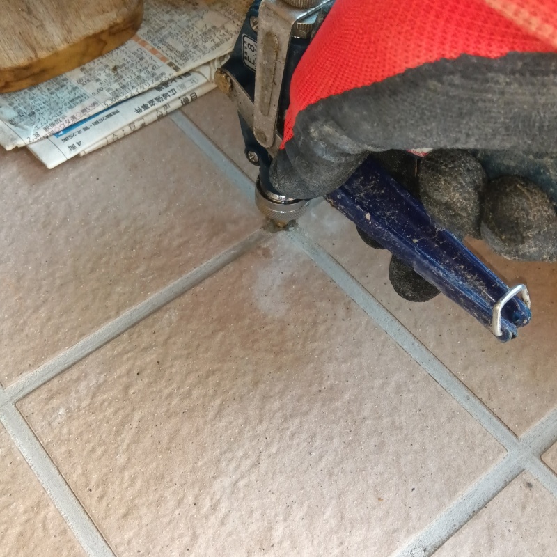 玄関の床タイルに防蟻剤を注入