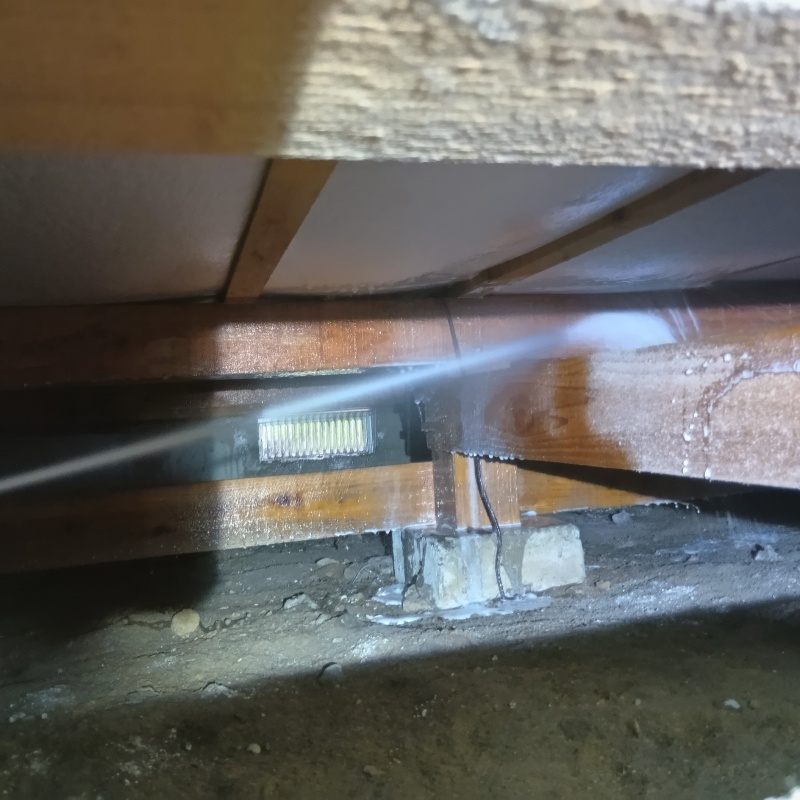 床下の木部にシロアリ駆除剤を散布