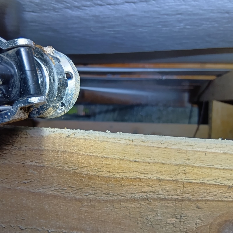 床下の木部にシロアリ駆除剤を散布