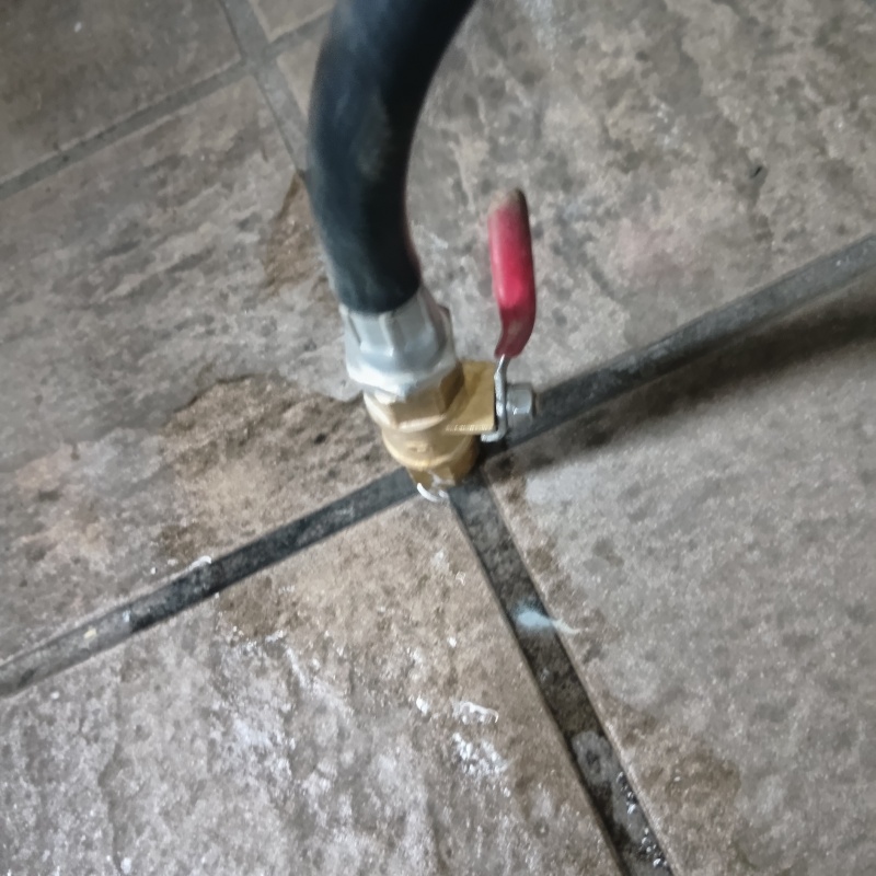 玄関の床タイルにシロアリ駆除剤を注入