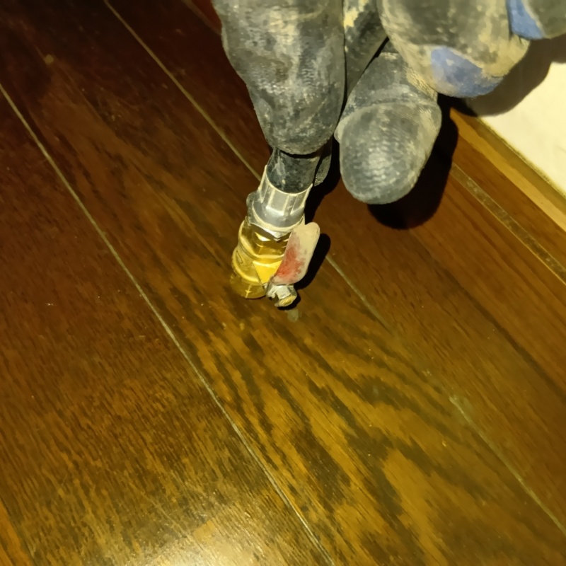 室内のフローリングにシロアリ駆除剤を注入