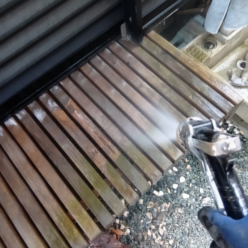 縁側ウッドデッキにシロアリ駆除剤を散布