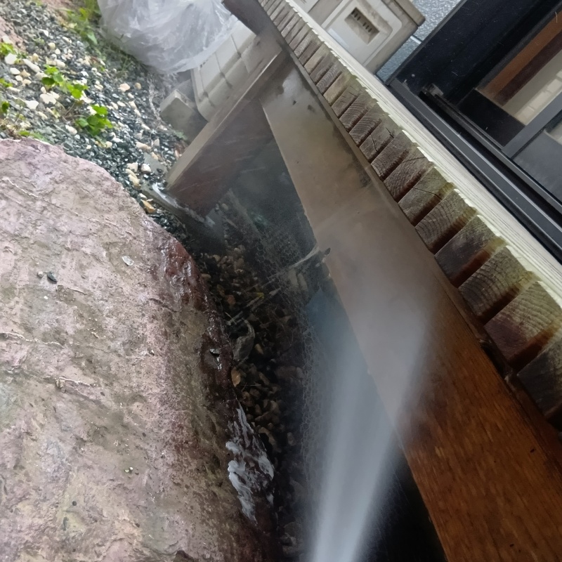 縁側ウッドデッキにシロアリ駆除剤を散布