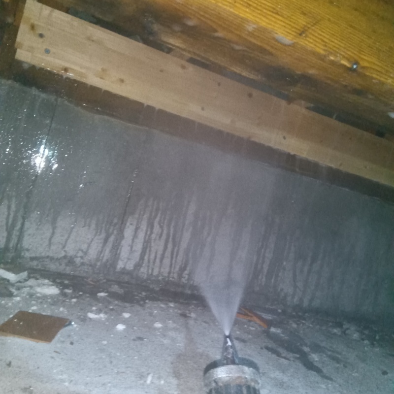 床下の基礎にシロアリ駆除剤を散布
