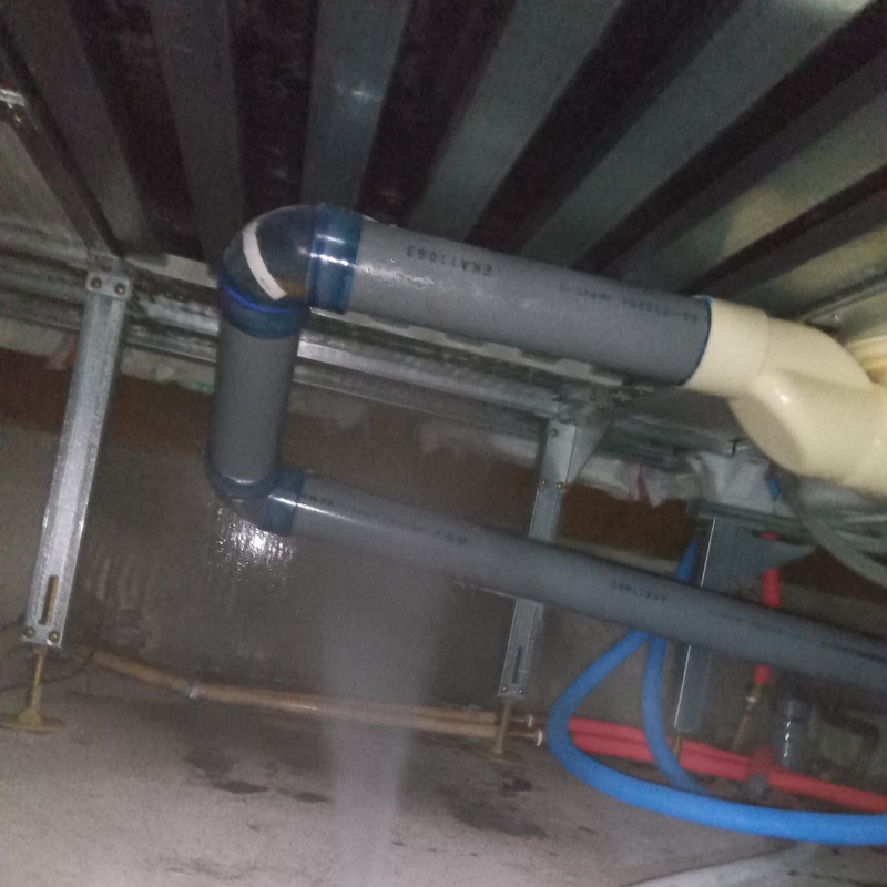 床下のパイプにシロアリ駆除剤を散布