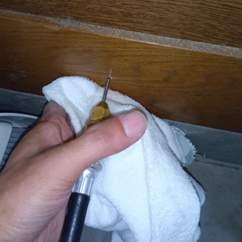 玄関の木部にシロアリ駆除剤を注入