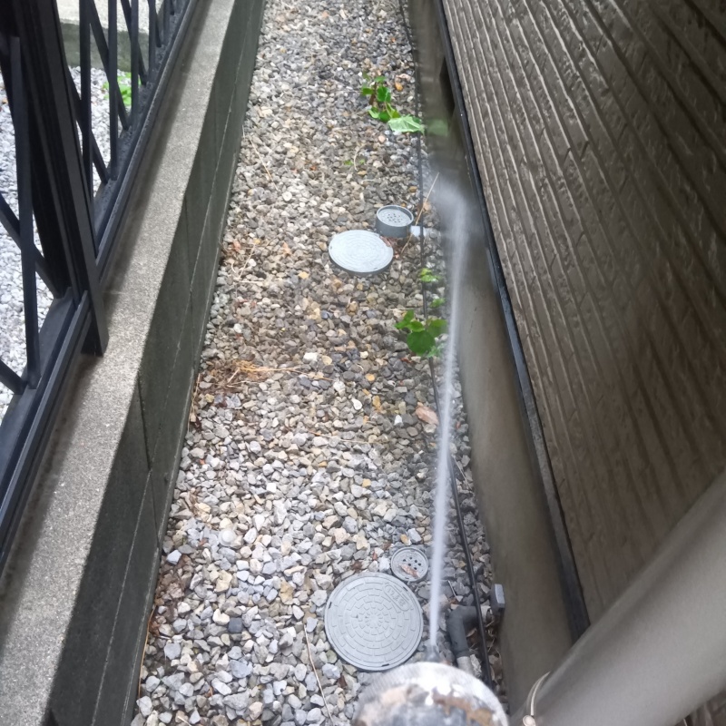 敷地内の地面にシロアリ駆除剤を散布