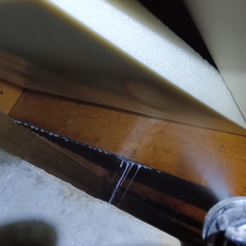 床下の木部にシロアリ駆除剤を散布