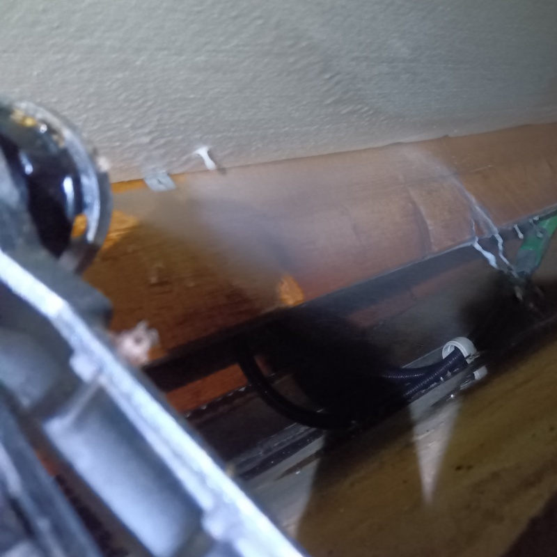 床下の木部にシロアリ駆除剤を散布