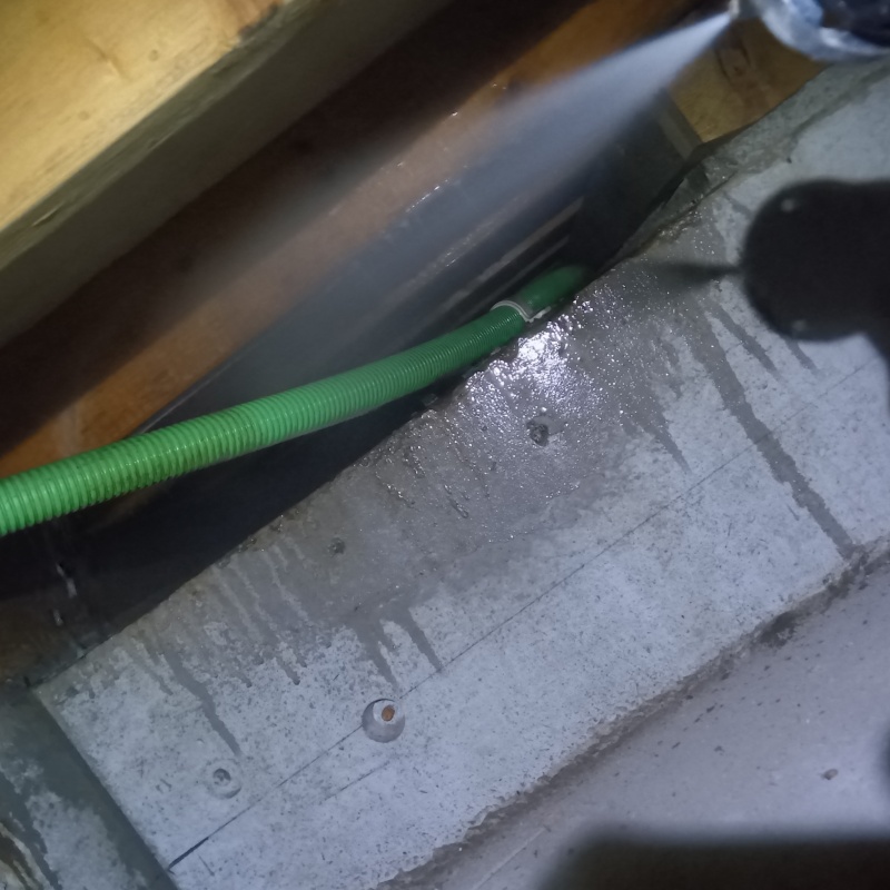 床下の基礎にシロアリ駆除剤を散布