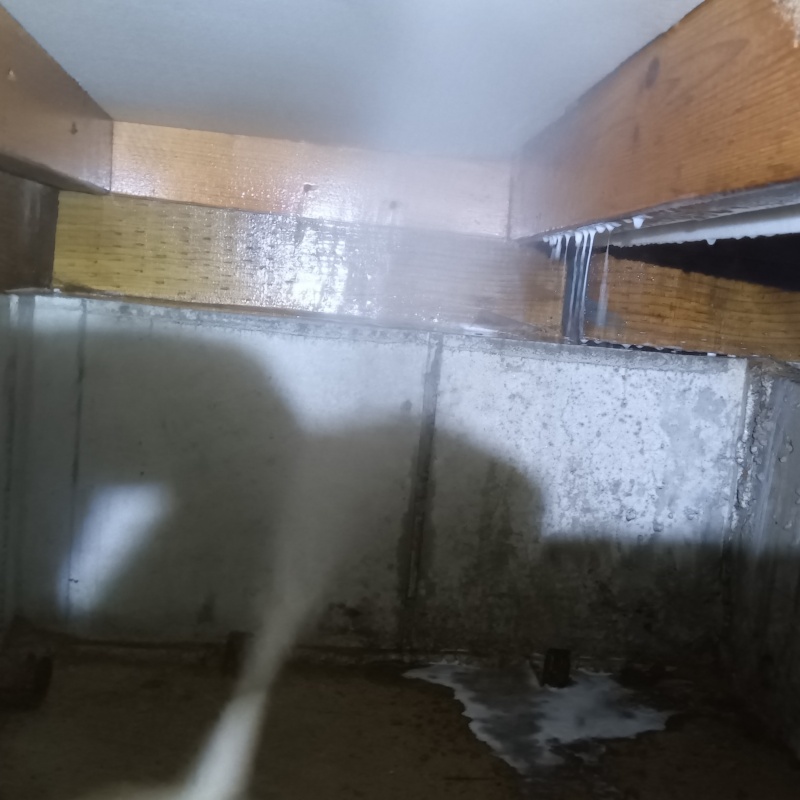 床下の基礎にシロアリ駆除剤を散布