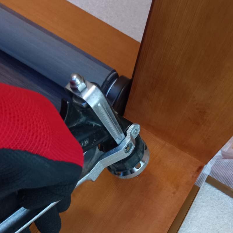 室内の木部にシロアリ駆除剤を注入