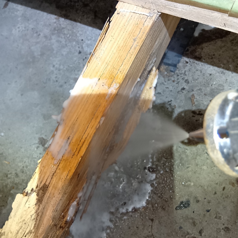 床下の木部にシロアリ駆除剤を散布