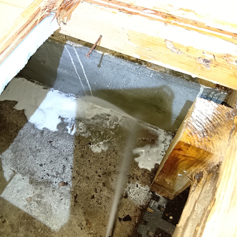 床下の地面にシロアリ駆除剤を散布