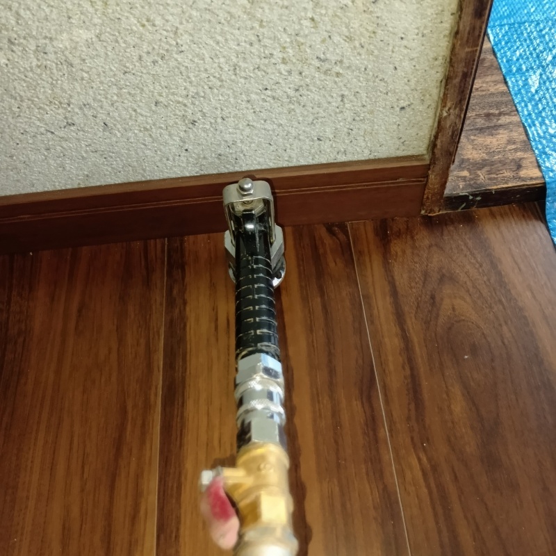 室内のフローリングにシロアリ駆除剤を注入