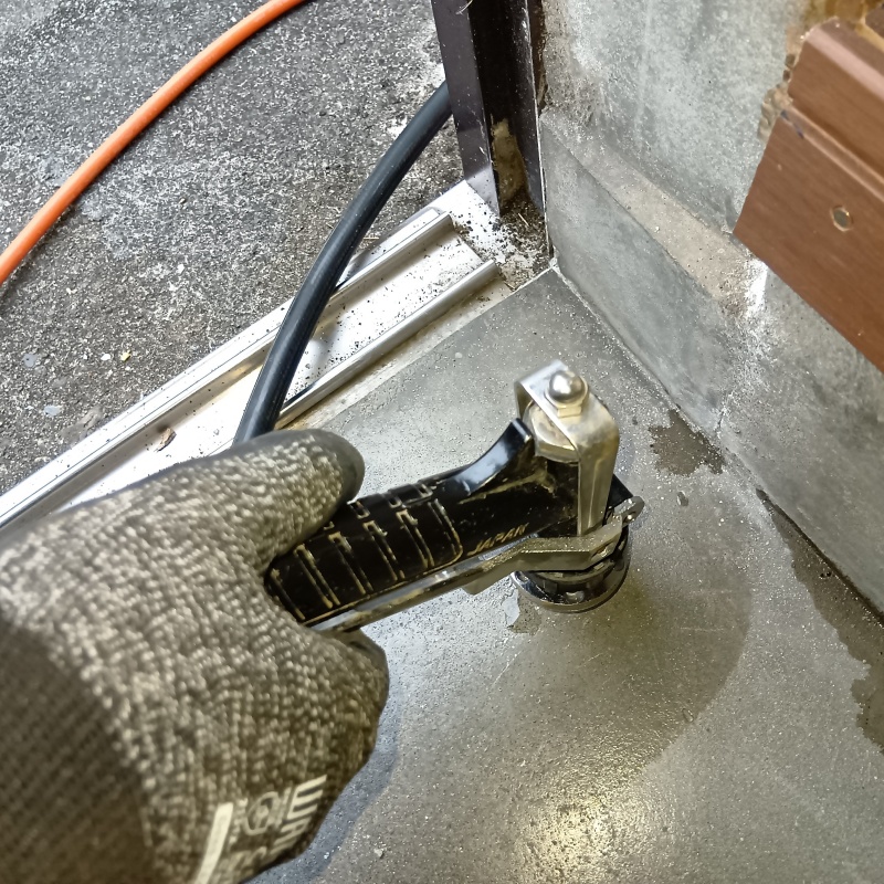 玄関土間にシロアリ駆除剤を注入