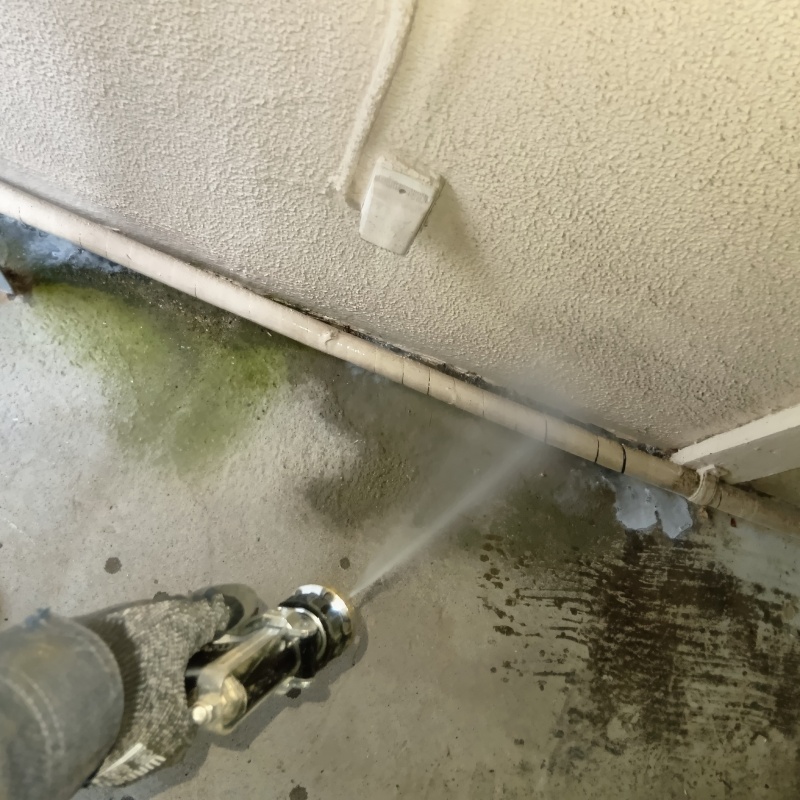 建物の外周にシロアリ駆除剤を散布