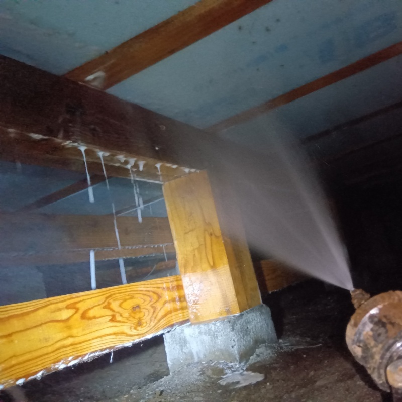 床下の木部にシロアリ駆除剤を散布