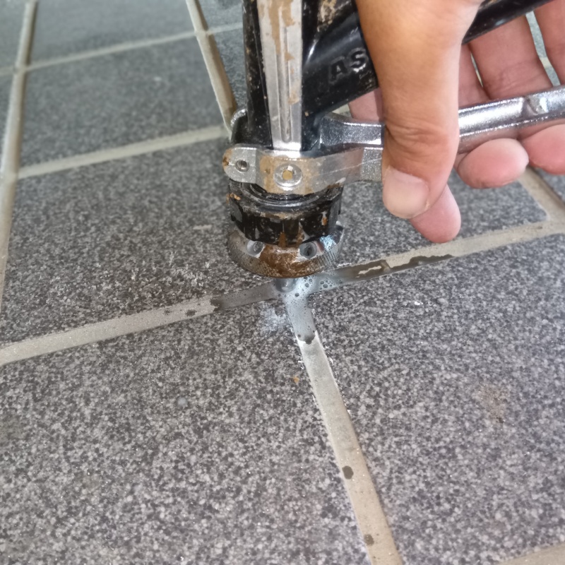 玄関の床タイルにシロアリ駆除剤を注入