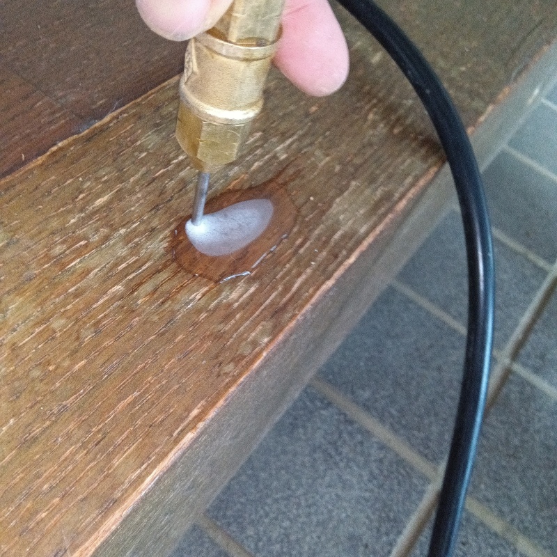 玄関の上がり框にシロアリ駆除剤を注入