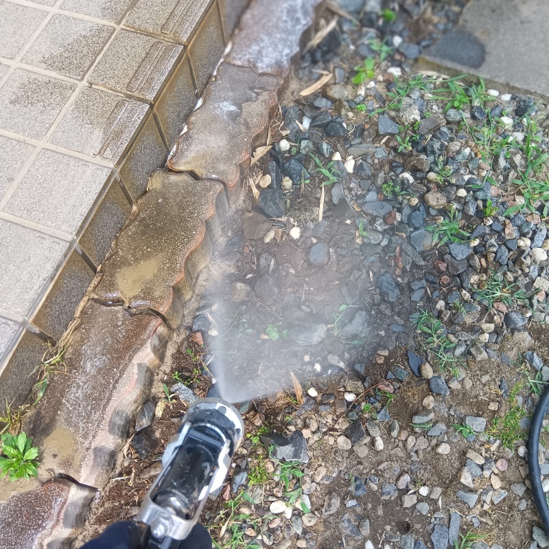 敷地内の地面にシロアリ駆除剤を散布