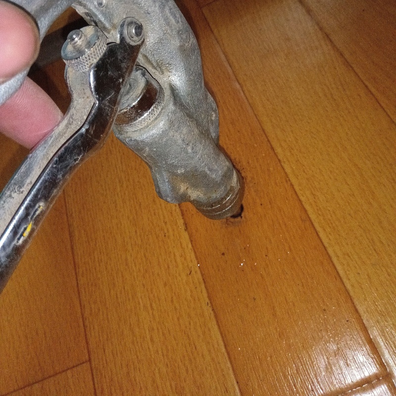 室内のフローリングにシロアリ駆除剤を注入