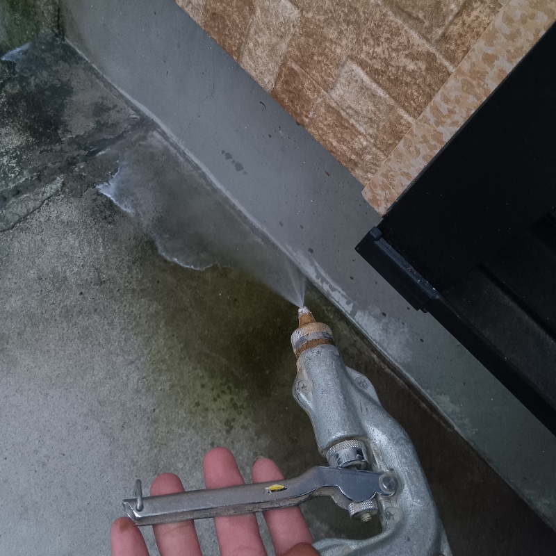 建物の外周にシロアリ駆除剤を散布