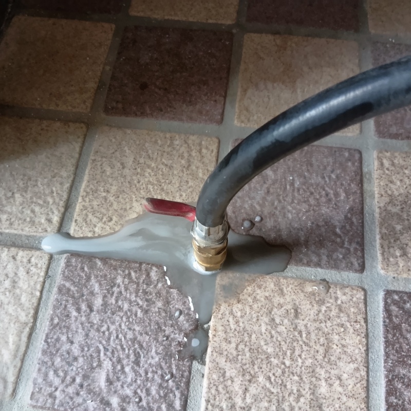 玄関の床タイルにシロアリ駆除剤を注入