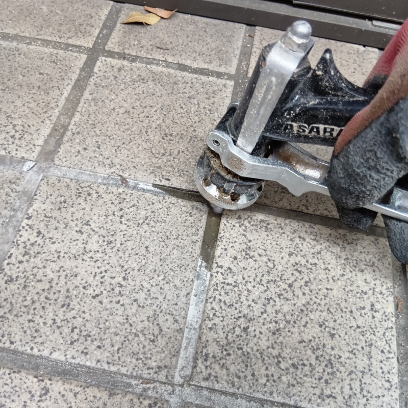 玄関の床タイルに防蟻剤を注入