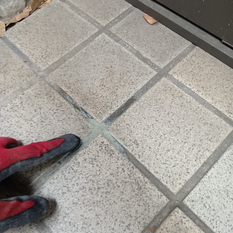 開けた穴をパテで補修