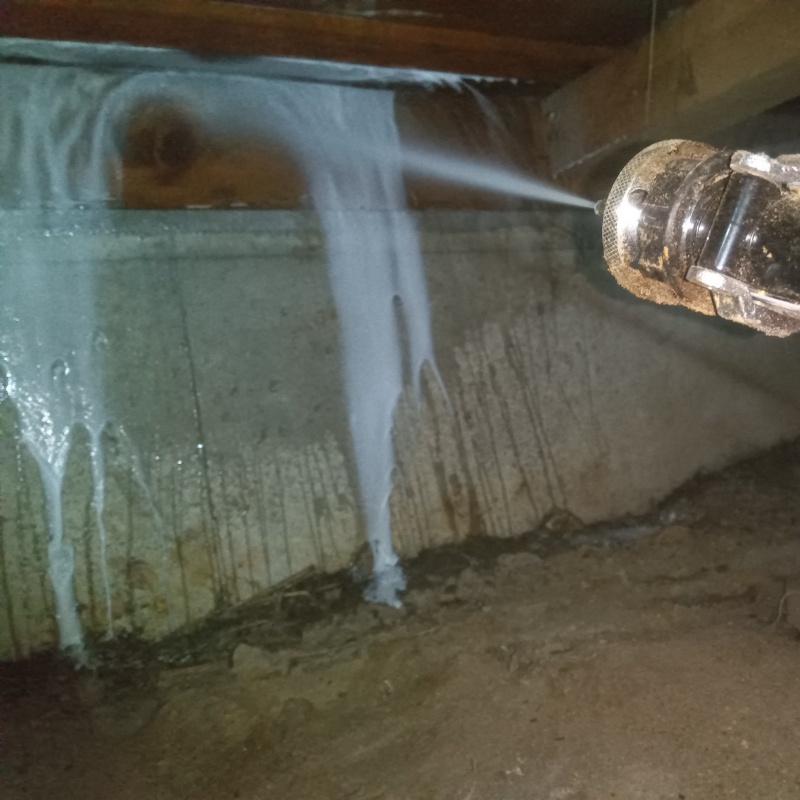 床下の木部にシロアリ駆除剤を散布