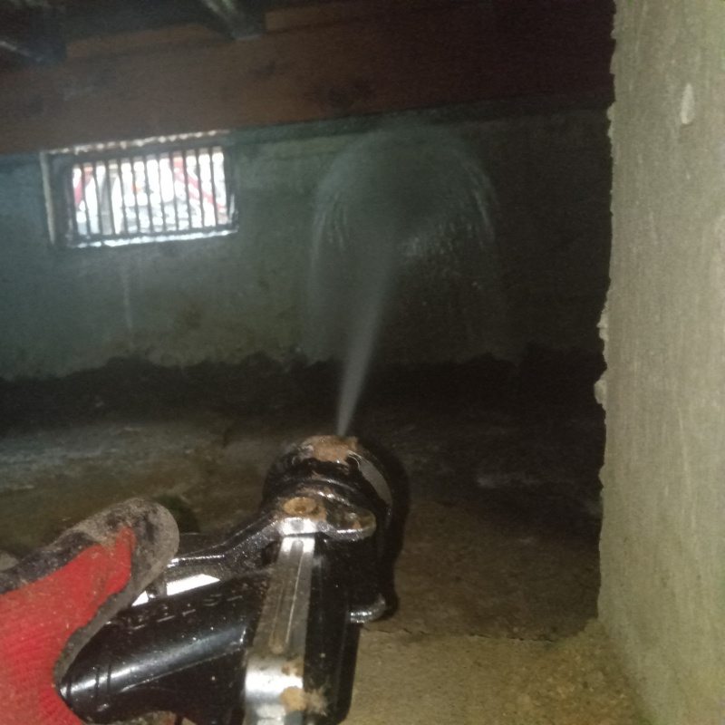 床下の土壌・基礎にシロアリ駆除剤を散布