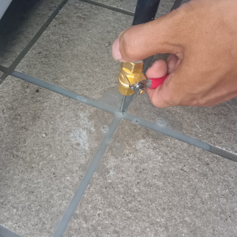 玄関の床タイルにシロアリ駆除剤を注入