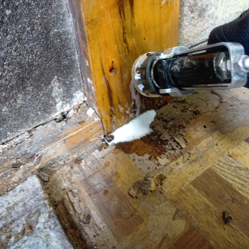 柱（木部）にシロアリ駆除剤を注入