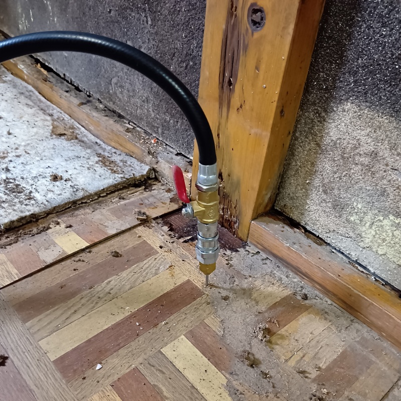 床（木材）にシロアリ駆除剤を注入