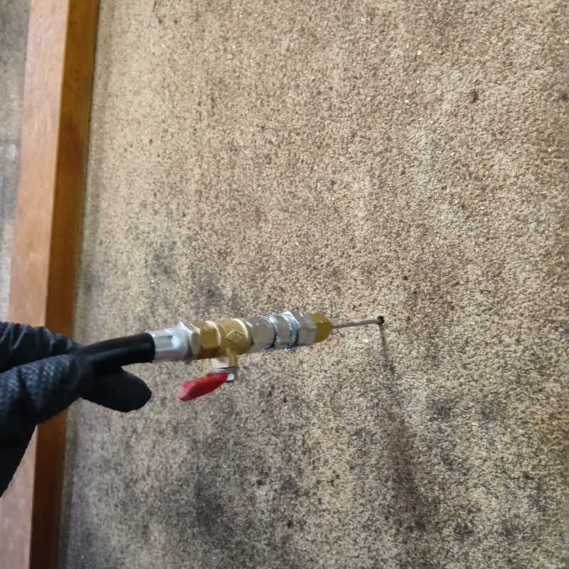 室内の砂壁にシロアリ駆除剤を注入