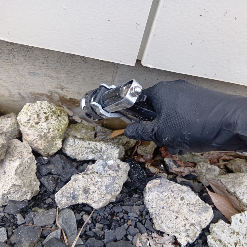 外壁と地面の境目にシロアリ駆除剤を散布