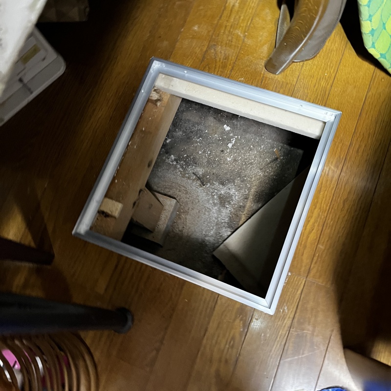 床下に侵入するための入口を作成